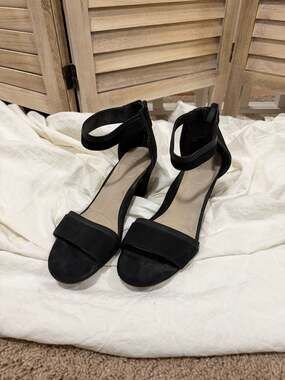 EUC Via Bleu Black Suede Priscilla Ankle Strap Block Heel Sandals Womens 11